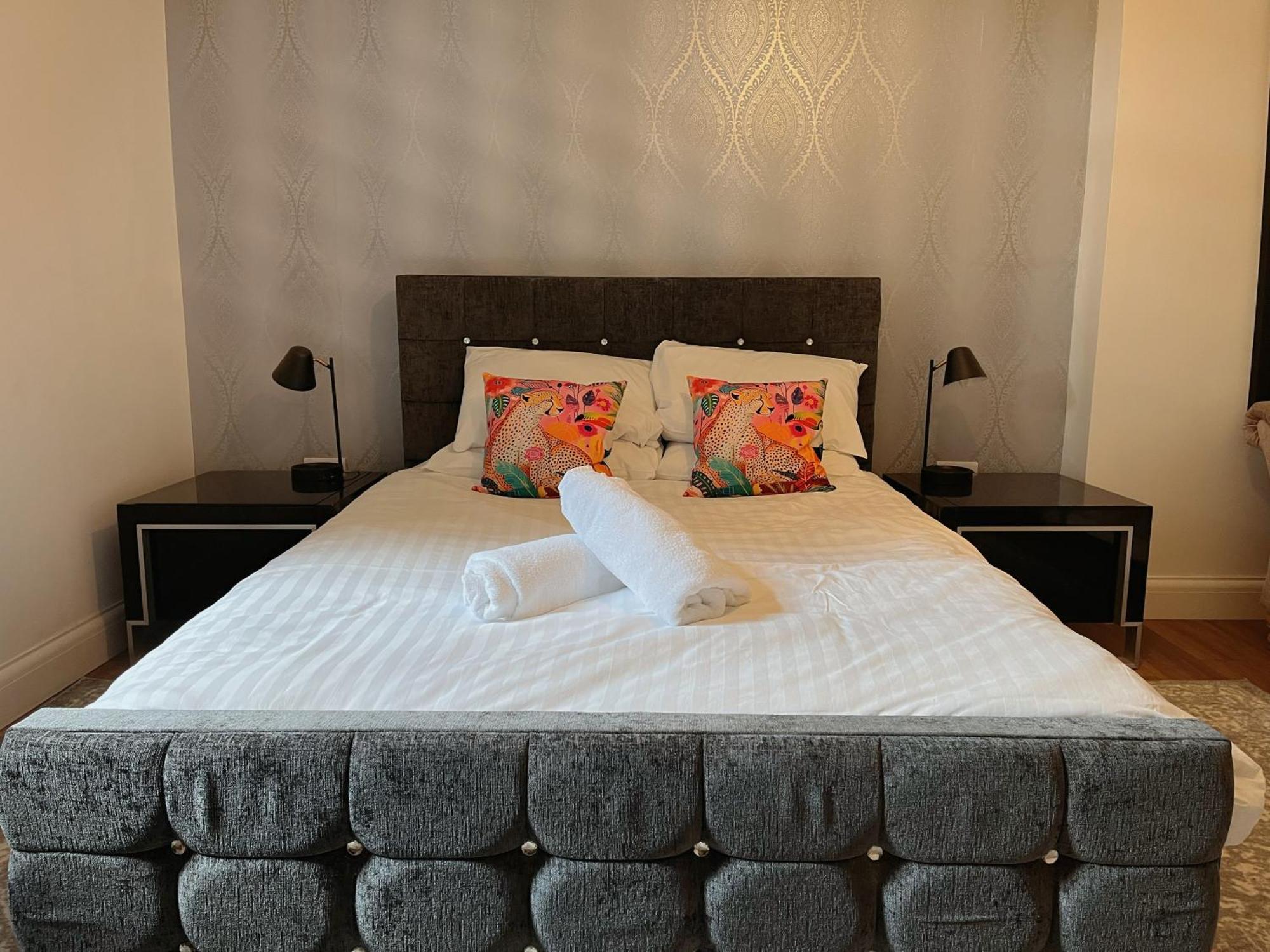 Exquisite 10 Bed Villa Hot Tub And Games Room Μπάρνστεϊπλ Εξωτερικό φωτογραφία
