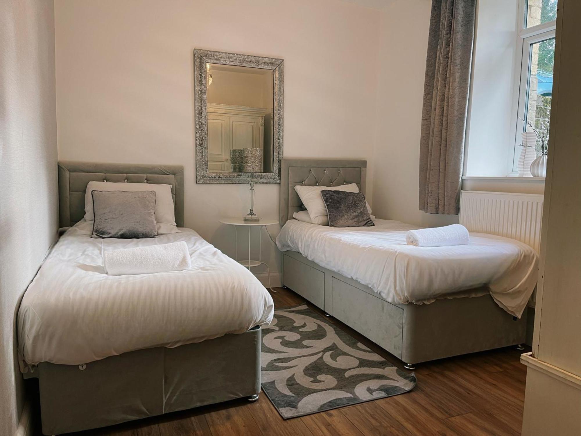 Exquisite 10 Bed Villa Hot Tub And Games Room Μπάρνστεϊπλ Εξωτερικό φωτογραφία