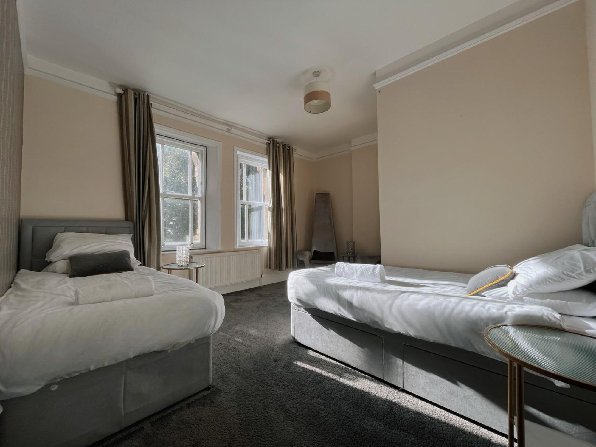 Exquisite 10 Bed Villa Hot Tub And Games Room Μπάρνστεϊπλ Εξωτερικό φωτογραφία