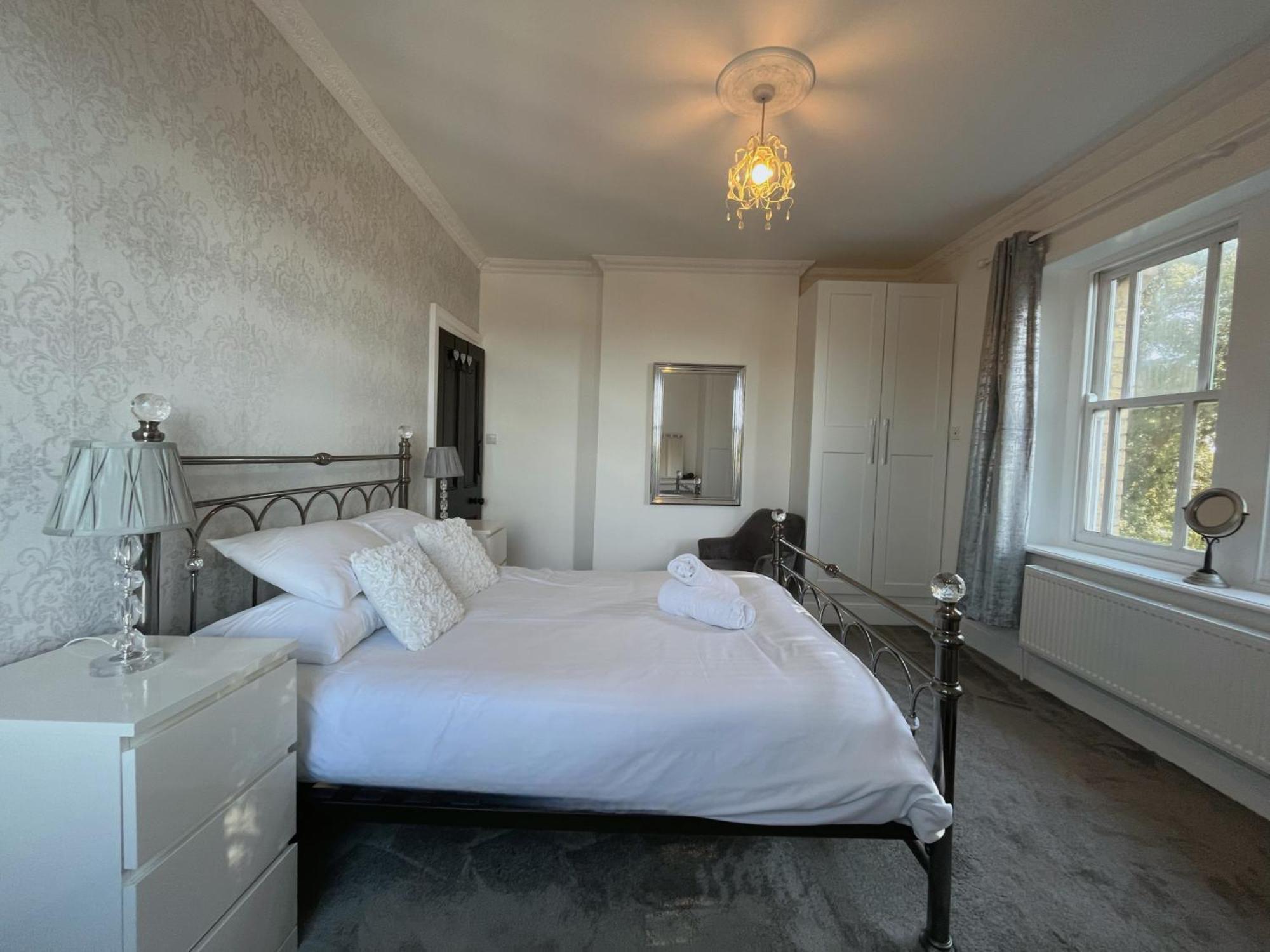 Exquisite 10 Bed Villa Hot Tub And Games Room Μπάρνστεϊπλ Εξωτερικό φωτογραφία